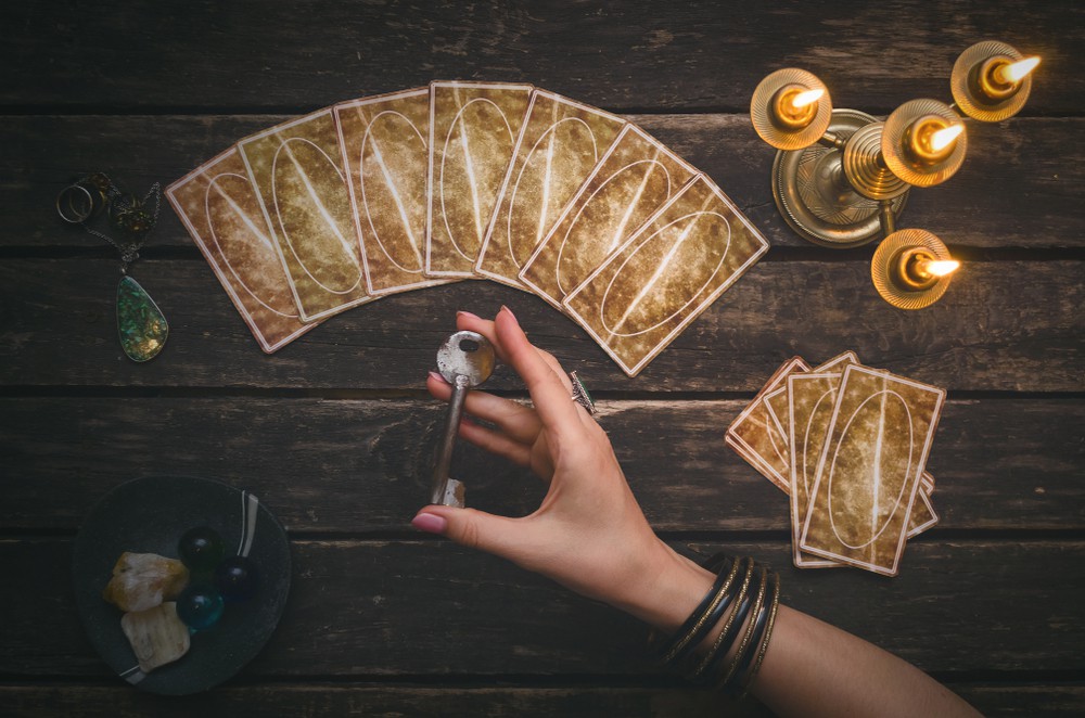 Kartenlegen: Foto: © n defender / shutterstock / #1143642653 Kartenlegen: Foto: © n defender / shutterstock / #1143642653